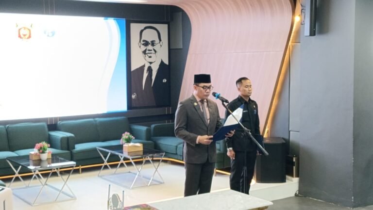 Andi Harun Lantik Dewan Pengawas dan Direksi Perumdam Tirta Kencana Samarinda
Telah dibaca : 858 Kali.
Wali Kota Samarinda Andi Harun secara resmi melantik dan mengambil sumpah jabatan Dewan Pengawas dan Direksi Perumdam Tirta Kencana Kota Samarinda periode 2024-2028 di Anjungan Karamumus Balaikota Samarinda, Kalimantan Timur (Kaltim), Selasa (11/6/2024).