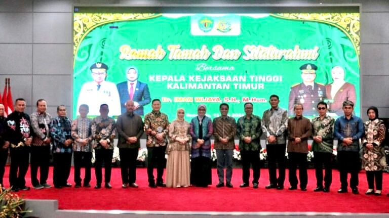 Resmi Jabat Kajati Kaltim, Iman Wijaya Tekankan Komitmen Sinergi dan Profesionalisme
Telah dibaca : 879 Kali.
Pemerintah Provinsi Kalimantan Timur (Kaltim) menggelar acara ramah tamah dan silaturahmi bersama Kepala Kejaksaan Tinggi Kalimantan Timur (Kajati) Dr. Iman Wijaya, SH, M.Hum di Pendopo Odah Etam, Komplek Rumah Jabatan Gubernur Kaltim, Jalan Gajah Mada, Kamis (13/6/2024) malam.