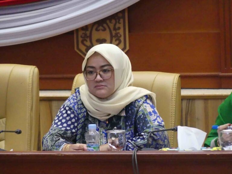 Anggota DPRD Kota Samarinda Novi Marinda Putri menanggapi kelangkaan gas elpiji 3 Kg atau yang dikenal tabung melon yang kembali melanda Kota Samarinda hingga memicu antrean panjang di pangkalan penyalur gas.