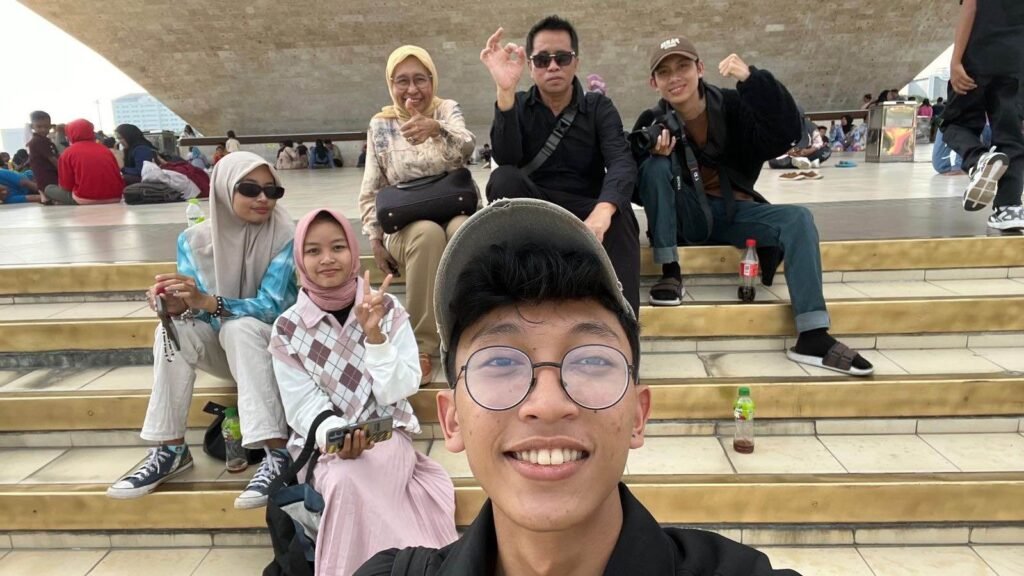 Sebagai ungkapan terima kasih atas kerja keras teman-teman MSI Group yang sukses melakukan peliputan Jakarta Football Expo 2024 di Jakarta International Stadium (JIS), Pimpinan Redaksi (Pimred) Narasi.co Hajjah Rabiatun Drakel bersama CEO MSI Group Mohammad Sukri mengajak rombongannya berwisata ke Tugu Monumen Nasional (Monas).