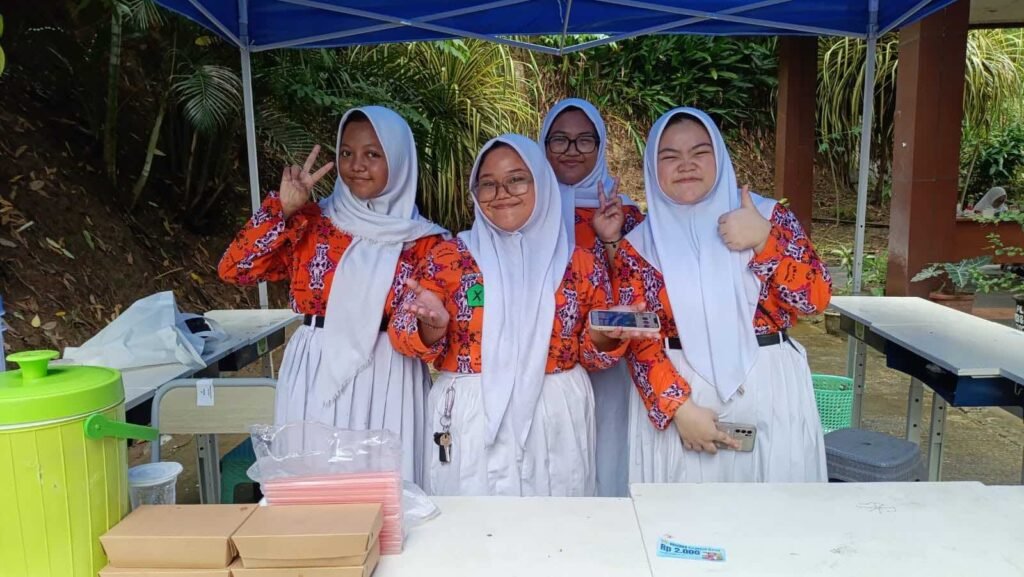 Dual Track Ramaikan PPDB SMAN 16 Samarinda, Siswa Buka Stand Makanan Minuman Meriahkan Penerimaan Peserta Didik Baru (PPDB) 2024, siswa SMA Negeri 16 Samarinda melaksanakan program Dual Track dengan membuka stand makanan dan minuman.