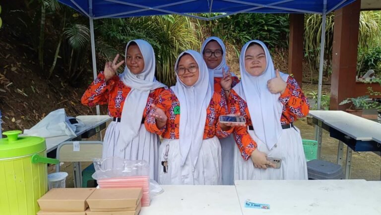 Meriahkan Penerimaan Peserta Didik Baru (PPDB) 2024, siswa SMA Negeri 16 Samarinda melaksanakan program Dual Track dengan membuka stand makanan dan minuman.