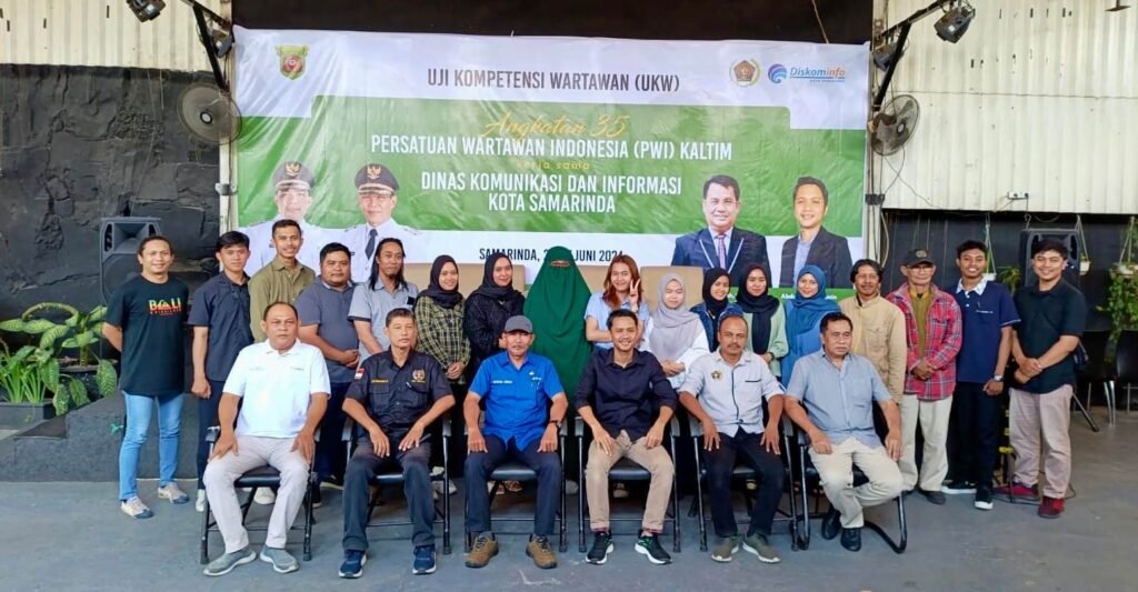 PWI Kaltim Sukses Gelar UKW ke-35, Semua Peserta Dinyatakan Kompeten Persatuan Wartawan Indonesia (PWI) Kalimantan Timur (Kaltim) bekerja sama dengan Diskominfo Kota Samarinda sukses menggelar Uji Kompetensi Wartawan (UKW) Angkatan ke-35 pada 26-27 Juni 2024.