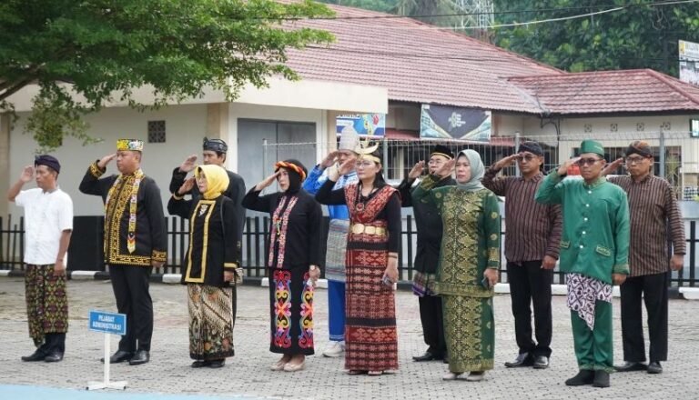 "Pancasila merupakan bintang penuntun yang membawa Indonesia pada gerbang kemajuan dan kemakmuran di era globalisasi teknologi dan informasi sekarang ini," tegasnya membacakan pidato Kepala Badan Pembinaan Ideologi Pancasila Republik Indonesia.