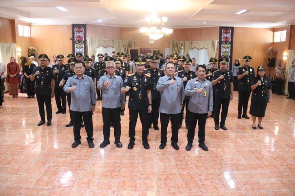 Kakanwil Kemenkumham Kaltim Gun Gun Gunawan melantik serta mengambil sumpaj/janji sebanyak 24 pejabat sebagai pejabat baru yang akan bertugas di Kalimantan Timur (Kaltim).