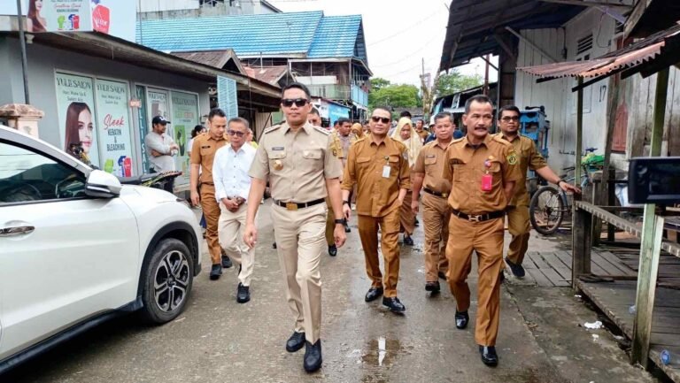 Percepatan atasi masalah banjir Wali Kota Samarinda Andi Harun bersama perwakilan dari Dinas PUPR Provinsi dan jajaran Pemkot meninjau pembebasan lahan di segmen Pemuda Ruhui Rahayu lebih tepatnya di Ruhui Rahayu-Gelatik Kelurahan Temindung Permai.