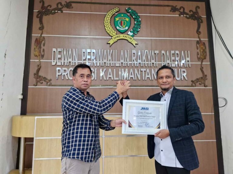 Terima Golden Sertifikat JMSI Award 2024, Ini Harapan Nidya Listiyono Sebagai Ketua Dewan Pakar
Telah dibaca : 881 Kali.
Pengurus Daerah (Pengda) Jaringan Media Siber Indonesia (JMSI) Kalimantan Timur (Kaltim) berhasil meraih Golden Sertifikat pada Malam Anugerah JMSI Award 2024 di Hotel Discovery Ancol Jakarta, Senin (19/02/2024).