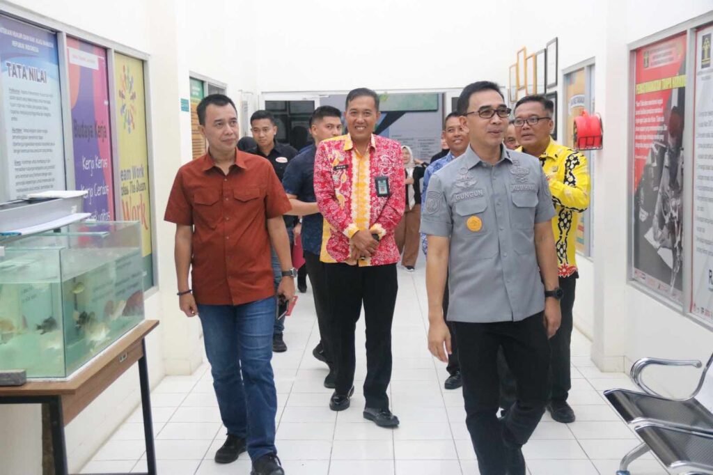 Pastikan Sarpras Memadai untuk Pelayanan Publik, Kakanwil Kunjungan ke UPT Pemasyarakatan Tarakan Kepala Kantor Wilayah Kemenkumham Kaltim Gun Gun Gunawan bersama Kepala Biro Perencanaan Ida Asep Somara melakukan kunjungan ke Unit Pelaksana Teknis (UPT) Pemasyarakatan di Kota Tarakan, Jumat (21/6/2024).