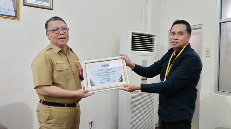 Pengurus Daerah (Pengda) Jaringan Media Siber Indonesia (JMSI) Kalimantan Timur (Kaltim) meraih penghargaan bergengsi berupa Gold Sertifikat pada Malam Anugerah JMSI Award 2024 yang berlangsung di Hotel Discovery Ancol Jakarta, Senin (19/02/2024) lalu.