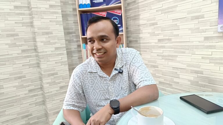 Direktur Koran Kaltim Desman Minang Endianto memberikan tips dan motivasi kepada wartawan muda dalam podcast Kabar Tuntas bertajuk “Jurnalis Menuju Kursi Dewan”.