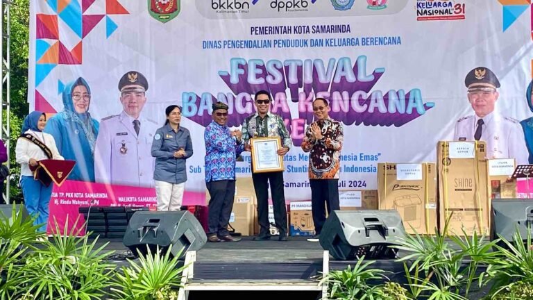 Wali Kota Samarinda Andi Harun menerima penghargaan Manggala Karya Kencana dari Badan Kependudukan dan Keluarga Berencana Nasional (BKKBN) Republik Indonesia.