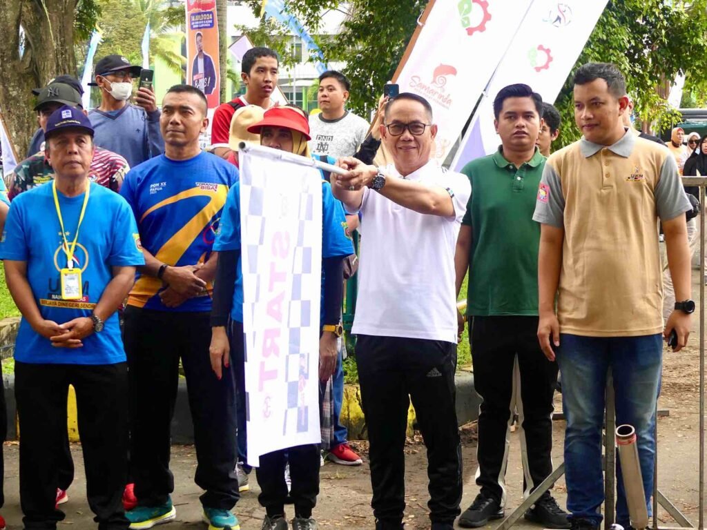 Ribuan warga Kota Tepian antusias mengikuti jalan sehat yang digelar Dinas Koperasi, UKM dan Perindustrian (Diskumi) Kota Samarinda, Kalimantan Timur (Kaltim).