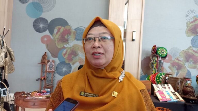 Dalam semangat mengangkat produk lokal Kalimantan Timur (Kaltim) di acara "All Together in Diversity" yang berlangsung dari 25-28 Juli di Mercure Ibis Samarinda, menampilkan pameran UMKM, talkshow, workshop, dan fashion show.