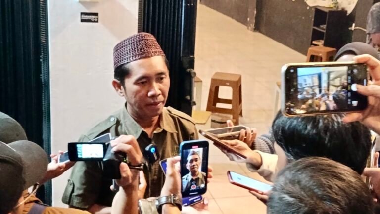 Perkuat Pengawasan, Bawaslu Kaltim Bentuk Posko Kawal Hak Pilih di Kecamatan dan Kelurahan
Telah dibaca : 817 Kali.
Badan Pengawas Pemilu (Bawaslu) Kalimantan Timur (Kaltim) akan menghadirkan posko kawal hak pilih di tingkat kecamatan dan kelurahan untuk mendorong masyarakat lebih proaktif dalam melindungi dan mengawal hak pilih.