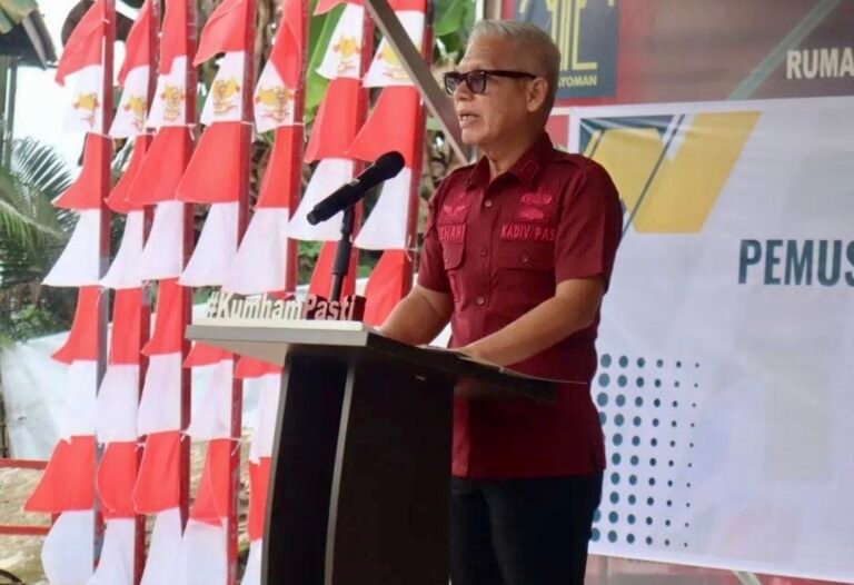 Pemusnahan barang sitaan negara berupa minuman keras dan rokok ilegal oleh Bea dan Cukai Samarinda dilaksanakan di rumah penyimpanan benda sitaan negara (Rupbasan) Samarinda, Kalimantan Timur (Kaltim), Kamis (11/7/2024).