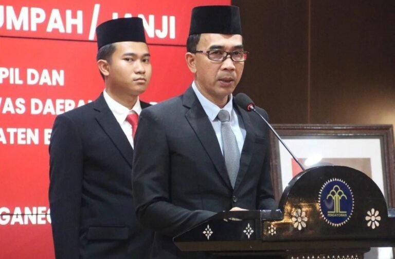 Kakanwil Kemenkumham Kaltim Ambil Sumpah WNI dan Pelantikan PPNS
Telah dibaca : 854 Kali.
Kepala Kantor Wilayah Kemenkumham Kaltim Gun Gun Gunawan memimpin kegiatan pengambilan sumpah/janji setia kewarganegaraan, pelantikan Pejabat Penyidik Pegawai Negeri Sipil (PPNS), dan Pengganti Antar Waktu Majelis Pengawas Daerah Notaris.