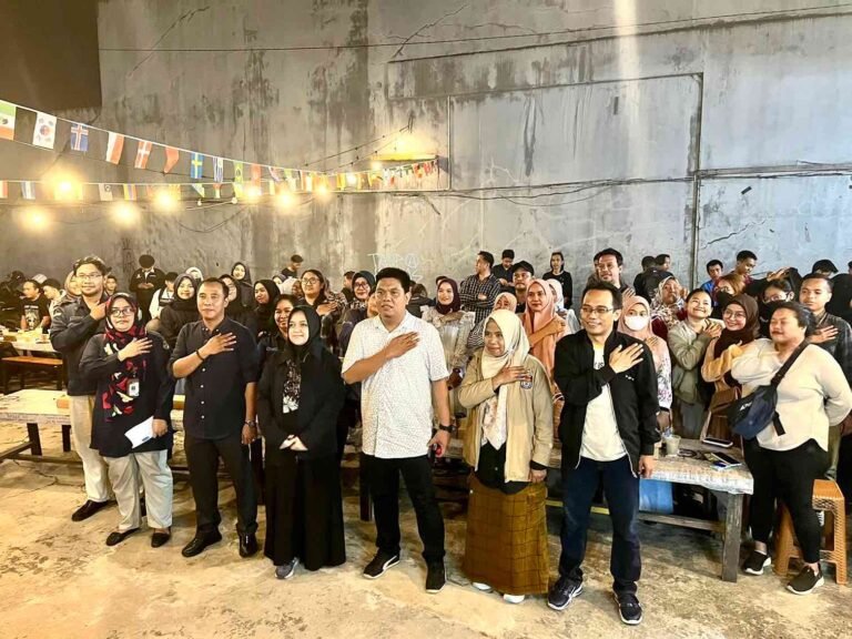 Media pers memainkan peran krusial dalam mensukseskan Pemilihan Kepala Daerah (Pilkada) 2024 serentak dengan menyebarluaskan informasi penting mengenai kandidat, program, dan proses pemilihan.