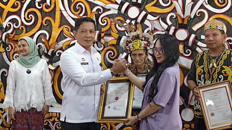 Kanwil Kemenkumham Kaltim bersama Direktorat Jenderal Kekayaan Intelektual (Ditjen KI) menyelenggarakan Monitoring dan Evaluasi Kekayaan Intelektual Komunal terkait adanya pelaksanaan akses dan benefit sharing, di Lamin Desa Budaya Pampang, Samarinda, Rabu (31/7/2024).