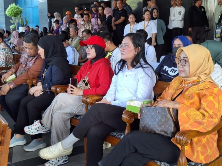 Kirab EBIFF, Ajang Apresiasi Seni Antarbangsa
Telah dibaca : 797 Kali.
Kepala Kantor Wilayah Kemenkumham Kalimantan Timur (Kaltim) menyebut event Kirab Budaya East Borneo International Folklore Festival (EBIFF) 2024 merupakan wadah promosi dan pelestarian untuk kesenian rakyat.