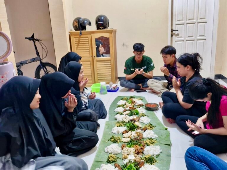 Keluarga Media Sukri Indonesia (MSI) Group adakan acara makan bareng 'ngeliwet' dalam rangka mempererat silaturahmi dan memperingati bulan Muharram 1446 Hijriah.