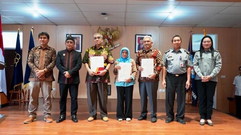 DJKI bersama Kanwil Kemenkumham Kaltim Gelar Patent One Stop Service di Unmul
Telah dibaca : 818 Kali.
Dalam upaya meningkatkan jumlah dan kualitas permohonan paten dari inventor dalam negeri, khususnya di Kalimantan Timur, Direktorat Jenderal Kekayaan Intelektual (DJKI) melaksanakan kegiatan "Patent One Stop Service" di Universitas Mulawarman (Unmul), Senin (15/7/2024).