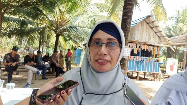 Mangrove tak hanya menjadi benteng alami terhadap abrasi di Kecamatan Muara Badak, tetapi juga memiliki nilai ekonomi yang signifikan bagi masyarakat setempat.