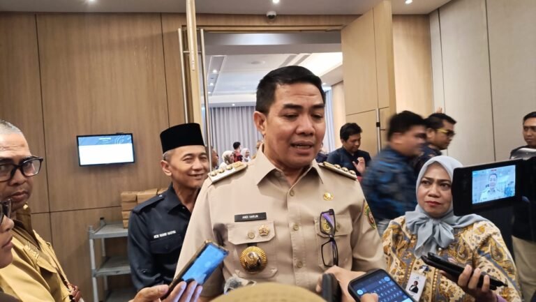 Tuntutan warga Jalan Rapak Indah, Kecamatan Sungai Kunjang, Samarinda terhadap Pemerintah Kota Samarinda, Kalimantan Timur (Kaltim) kembali memanas.