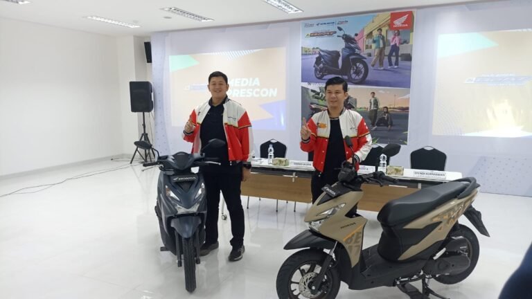 Generasi Terbaru All New Honda BeAT, Hadirkan Teknologi Canggih dan Desain Stylish
Telah dibaca : 872 Kali.
PT Astra Honda Motor (AHM) kembali menggebrak pasar sepeda motor Indonesia dengan meluncurkan dua varian terbaru dari All New Honda BeAT series yakni All New Honda BeAT dan All New Honda BeAT Street.