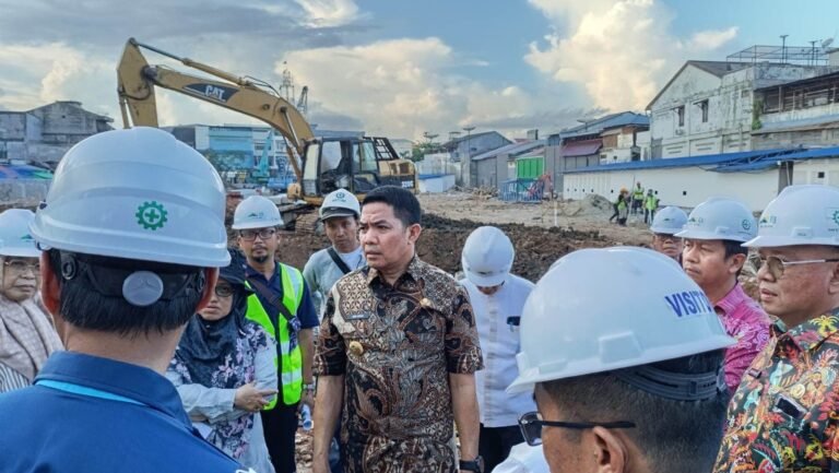 Wali Kota Samarinda Andi Harun beserta jajaraan Pemerintah Kota Samarinda, Kalimantan Timur (Kaltim) meninjau langsung lokasi proyek revitalisasi Pasar Pagi untuk memantau progres pembangunannya, Jumat (5/7/2024) sore.