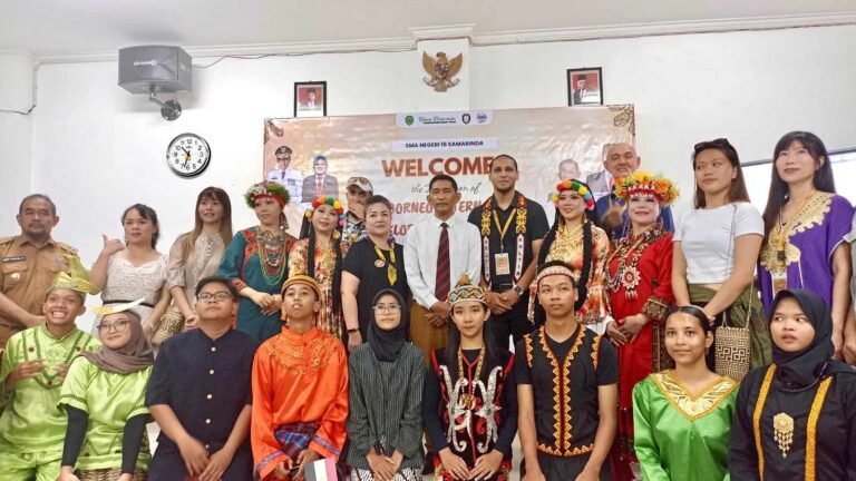 SMA Negeri 16 Samarinda dengan antusias menyambut kunjungan delegasi East Borneo International Folklore Festival (EBIFF) 2024, Senin (29/7/2024).