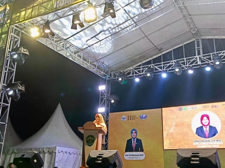 Road to EBIFF dan Kemilau Kaltim Fest 2024, Ekraf Kalimantan Timur Siap Berdaya Saing Global
Telah dibaca : 837 Kali.
Road to East Borneo International Folklore Festival (EBIFF) dan Kemilau Kaltim Fest 2024 secara langsung dibuka Kepala Dinas Pariwisata Kalimantan Timur (Kaltim) Ririn Sari Dewi, di Lapangan Temindung Creative Hub, Sabtu (6/7/2024) malam.