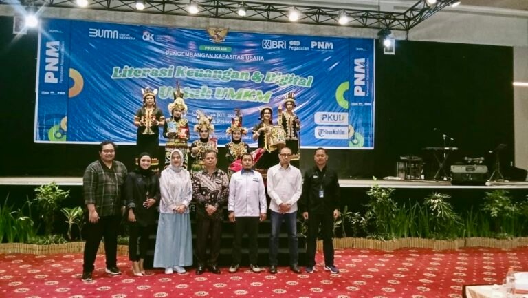Pemkot Samarinda dan PNM Sinergi Pacu UMKM Lewat Literasi Keuangan Digital
Telah dibaca : 1.111 Kali.
Pemerintah Kota Samarinda menunjukkan komitmen kuat dalam mendukung Usaha Mikro, Kecil, dan Menengah (UMKM) melalui acara semarak literasi keuangan dan digital yang diselenggarakan Permodalan Nasional Madani (PNM) di Ballroom Hotel Swiss-Belhotel, Jalan Mulawarman, Samarinda, Sabtu (20/7/2024).