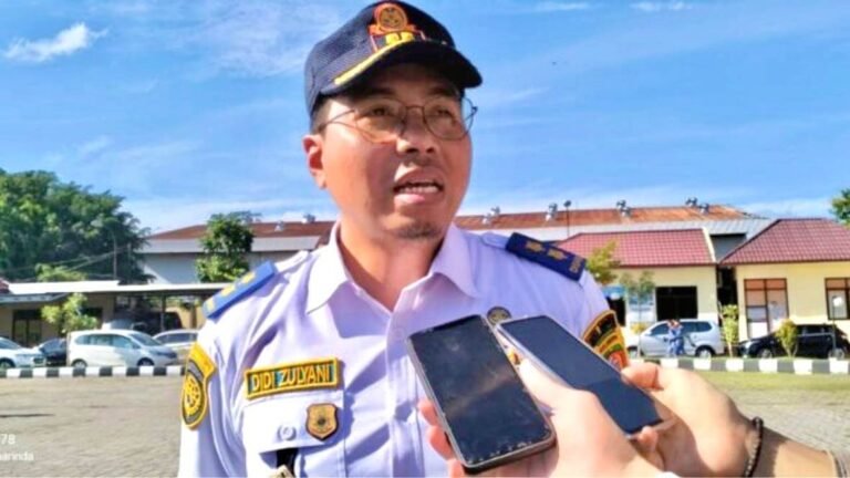 Parkir Sembarangan, Hambat Akses Ambulans ke RSUD AWS Samarinda
Telah dibaca : 857 Kali.
Kepala Bidang Lalu Lintas Dinas Perhubungan (Dishub) Samarinda Didi Zulyani, menyoroti masalah serius yang terjadi di Jalan Palang Merah, Samarinda Ulu.