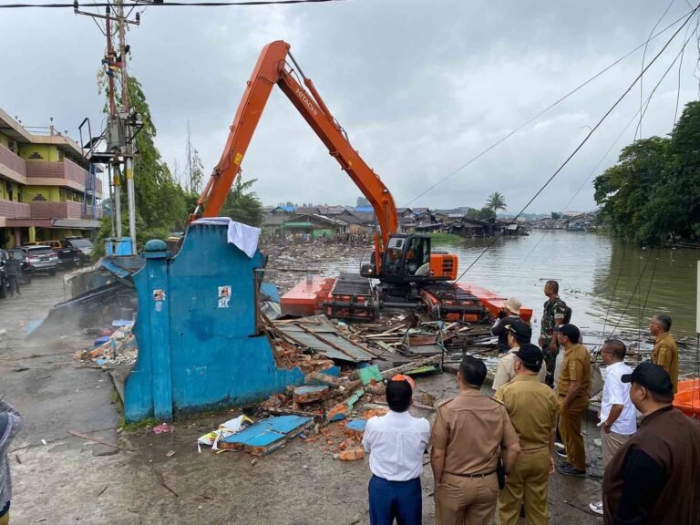 Pemkot Samarinda Tertibkan 99 Bangunan di Bantaran Sungai Karang Mumus
Telah dibaca : 808 Kali.
Wali Kota Samarinda Kalimantan Timur (Kaltim) Andi Harun meninjau penertiban 99 bangunan di tepi Sungai Karang Mumus (SKM) di samping Hotel JB, Jalan KH. Agus Salim, Kelurahan Sungai Pinang Luar, Selasa (9/7/2024).