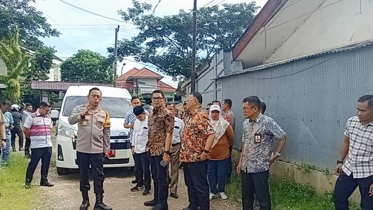Wali Kota Samarinda Andi Harun beserta jajaran Pemerintah Kota Samarinda melakukan peninjauan ke Perumahan Asrama Polisi(Aspol) di Jalan Gelatik Sungai Pinang Samarinda, Jumat (5/7/2024).