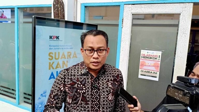 Komisi Pemberantasan Korupsi (KPK) RI berkolaborasi dengan Diskominfo Kalimantan Timur (Kaltim) menyelenggarakan Workshop Penulisan Jurnalistik yang diikuti puluhan wartawan media lokal Kaltim.