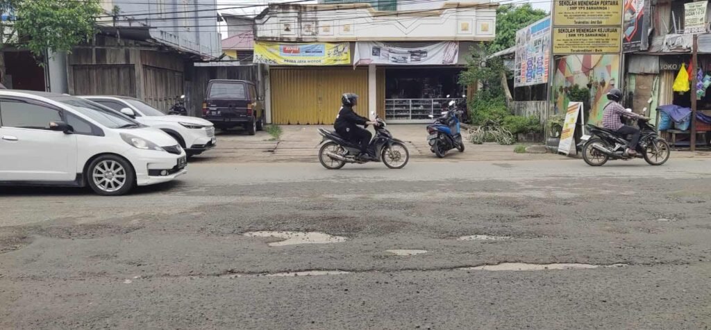 Baru 2 Bulan Diperbaiki, Jalan Merdeka Kembali Rusak Ruas jalan Merdeka di Kelurahan Sungai Pinang Dalam belum genap dua bulan usai diperbaiki, kembali rusak parah, memicu keluhan dari berbagai pihak.