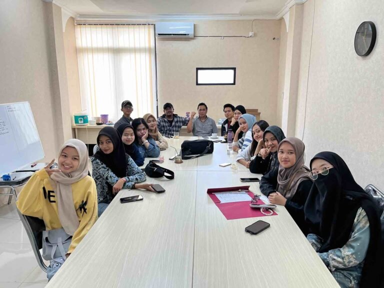 9 Wartawan Dinyatakan Kompeten Ikuti UKW, MSI Group Potong Tumpeng
Telah dibaca : 784 Kali.
Media Sukri Indonesia (MSI Group) mengadakan "Potong Tumpeng" sebagai rasa syukur atas kelulusan para wartawan yang telah berhasil menyelesaikan Uji Kompetensi Wartawan (UKW) angkatan ke-34 dan 35.