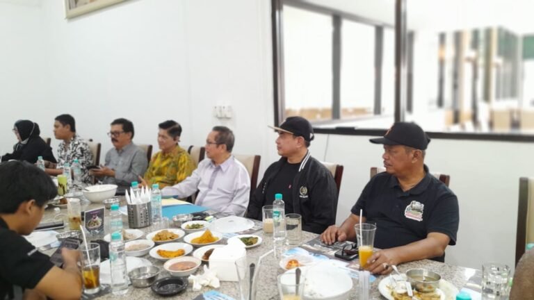 Untuk Menyelesaikan Konflik Internal, PWI Pusat Gelar KLB Sebagai Solusi Konstitusional
Telah dibaca : 995 Kali.