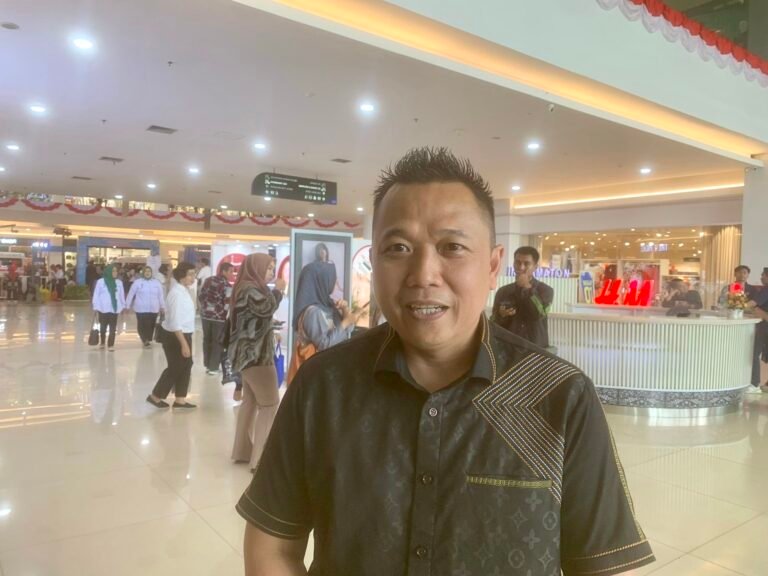 Sejumlah ibu-ibu orang tua wali murid melakukan aksi unjuk rasa di Balai Kota Samarinda, terkait pungutan liar (pungli) sekolah yang mewajibkan para murid membeli perlengkapan sekolah seperti buku dan seragam.