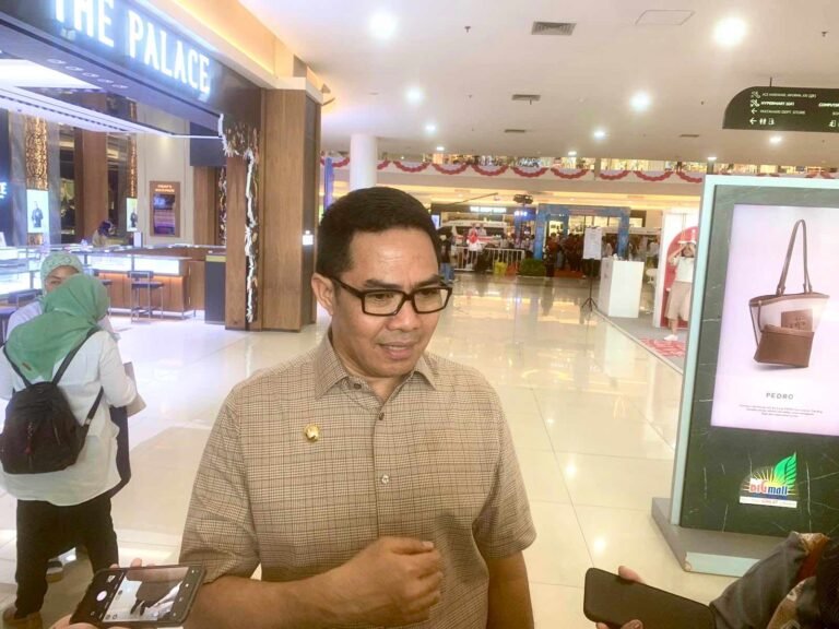 Walikota Samarinda Andi Harun mengatakan pameran inisiasi Dinas Kesehatan Kota Samarinda menjadi edukasi sekaligus ajang mendeklarasikan komitmen pemerintah terhadap upaya berkelanjutan untuk meningkatkan dan memperbaiki layanan membangun infrastruktur bidang kesehatan.