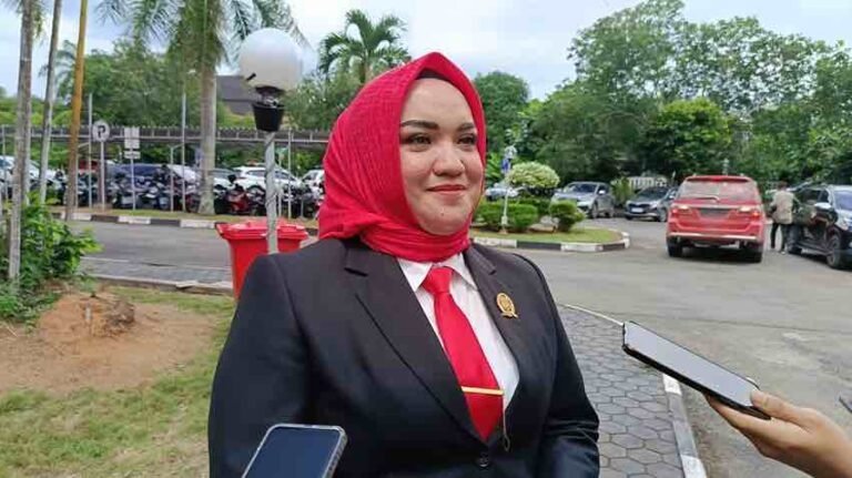 Masniyah, seorang perempuan muda berusia 26 tahun, resmi dilantik sebagai Anggota Dewan Perwakilan Rakyat Daerah (DPRD) Kabupaten Kutai Kartanegara (Kukar) untuk masa jabatan 2024-2029. Pelantikan tersebut berlangsung di Gedung DPRD Kukar, Jl. KH Akmad Mukhsin, Timbau, Tenggarong, pada Rabu (14/8/2024).