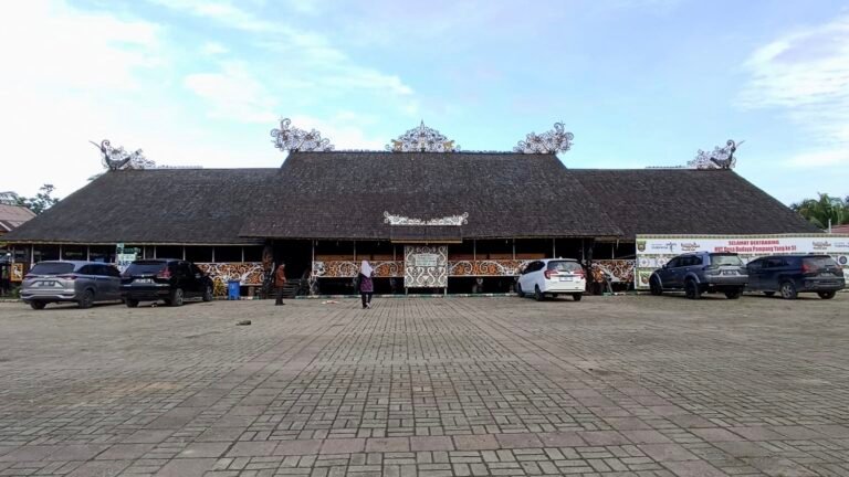 Desa Budaya Pampang, yang terletak di Kelurahan Sungai Siring, Kecamatan Samarinda Utara, Provinsi Kalimantan Timur (Kaltim) merupakan destinasi wisata budaya yang memikat.