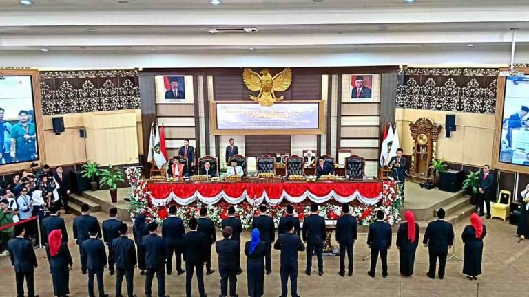 Sebanyak 44 anggota DPRD Kutai Kartanegara (Kukar) untuk periode 2024-2029, resmi dilantik. Upacara pengambilan sumpah dan janji jabatan dipimpin oleh Ketua Pengadilan Negeri (PN) Tenggarong, Ben Ronald P Situmorang, di Ruang Sidang Utama DPRD Kukar pada Rabu (14/8/2024).