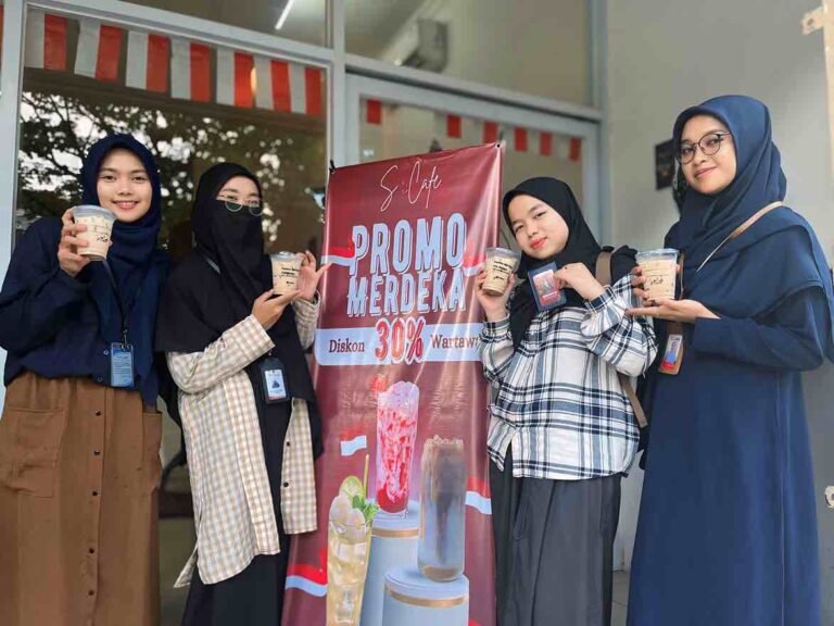 Memperingati Hari Kemerdekaan Republik Indonesia yang ke-79, S-Caffe Samarinda, Kalimantan Timur (Kaltim) memenjarakan pengunjungnya.