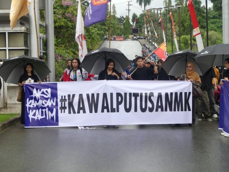 Ratusan mahasiswa yang tergabung dalam organisasi Mahasiswa Kalimantan Timur Bergerak (MAKARA) melakukan unjuk rasa di depan Gerbang Universitas Mulawarman, Jalan M. Yamin, Kamis (22/8/2024).