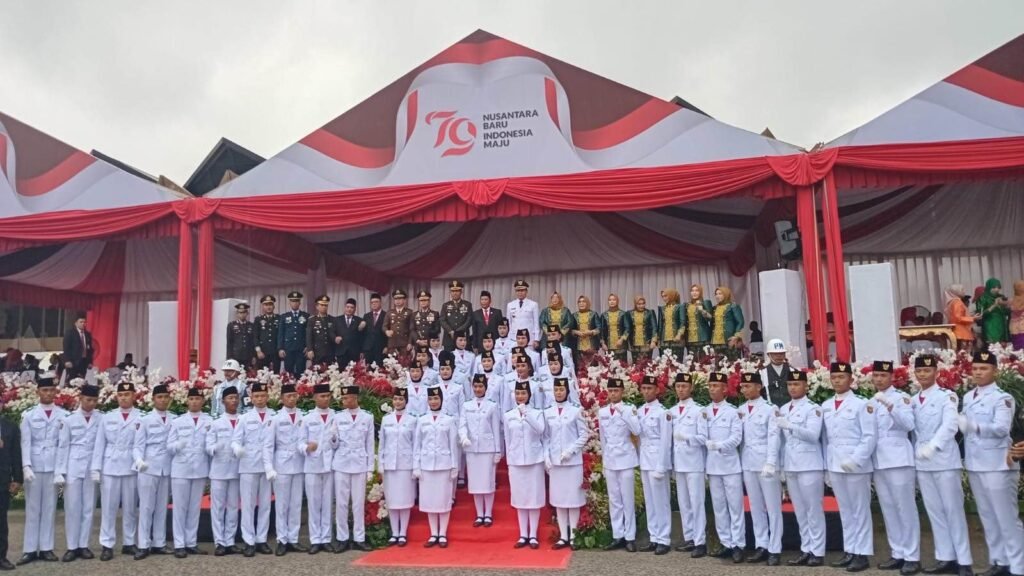 Upacara peringatan Hari Ulang Tahun (HUT) ke-79 Republik Indonesia di lingkup Pemerintah Kota (Pemkot) Samarinda Kalimantan Timur (Kaltim) berlangsung khidmat, Sabtu (17/8/2024).