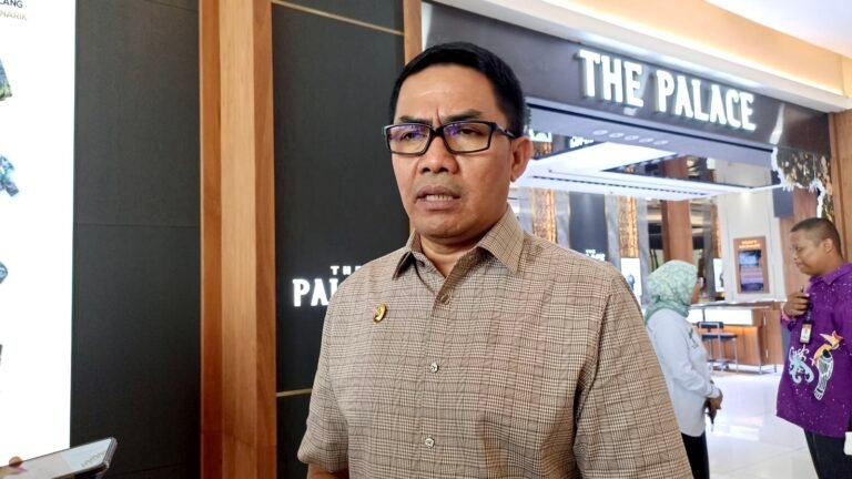 Mengatasi krisis air baku yang sedang dihadapi Kota Balikpapan, Wali Kota Samarinda Andi Harun menawarkan solusi menarik yaitu penjualan air curah dari Samarinda ke Balikpapan.