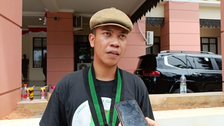 Hari ini, di bawah bayang-bayang pelantikan 44 anggota DPRD Kukar yang baru, suasana di Jalan Robert Wolter Mongisidi terasa lebih hidup dengan aksi demo puluhan mahasiswa.