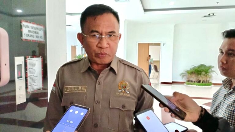 PT IPC Serahkan Dokumen, Komisi I Siapkan Peninjauan Potensi Tumpang Tindih Klaim Lahan
Telah dibaca : 846 Kali.
Komisi I DPRD Samarinda Kalimantan Timur (Kaltim) kembali menggelar Rapat Dengar Pendapat (RDP) untuk membahas sengketa lahan antara warga Kelurahan Handil Bakti, Palaran, dengan PT Internasional Prima Coal (IPC), Selasa (13/8/2024).
